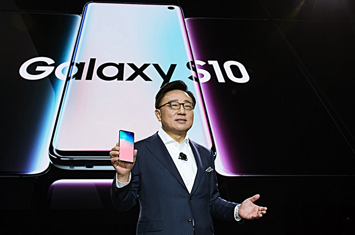 삼성전자가 5G용 스마트폰을 공개했다. ‘갤럭시 S10 5G’다. 사진은 삼성전자 IM부문장 고동진 사장이 전략 스마트폰 '갤럭시 S10+를 소개하고 있는 모습. /삼성전자
