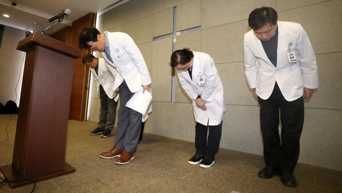 2017년 12월 17일 정혜원(오른쪽 두번째) 이대목동병원장을 비롯한 병원 관계자들이 신생아 집단 사망사고와 관련해 고개 숙여 사과하고 있다.