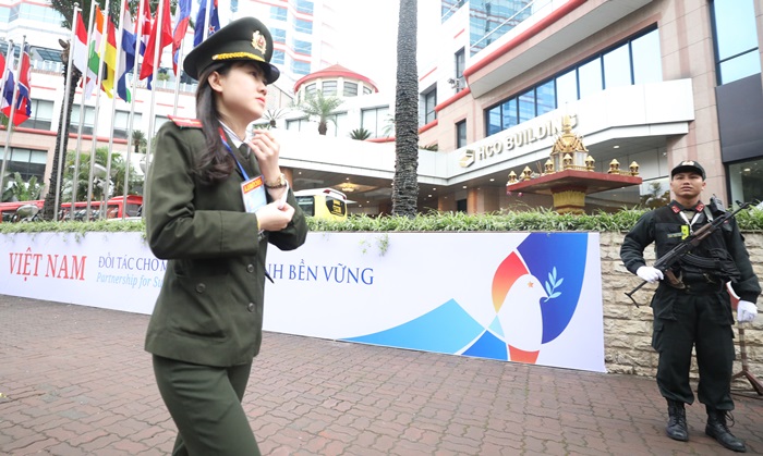 베트남 공안은 김정은 위원장의 숙소로 유력한 멜리아 호텔 앞 경비를 강화했다. /AP-뉴시스