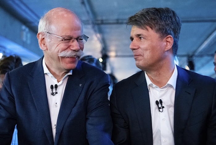 디터 체체 다임러 CEO(왼쪽)와 하랄트 크루거 BMW CEO가 최근 급변하는 미래에 대응하기 위해 협력체제를 구축하기로 했다. /뉴시스·AP
