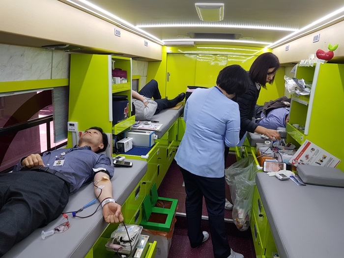 국민연금공단은 26일(화) 공단 본부 사옥(전북 전주시 덕진구)에서 임직원이 자발적으로 참여한 가운데 ‘사랑의 헌혈’ 행사를 실시했다고 밝혔다.  / 국민연금공단