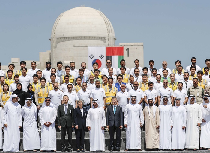 지난해 3월 UAE 공식방문 당시 함께 바라카 원전 1호기를 찾았던 문재인 대통령과 모하메드 왕세제. /뉴시스