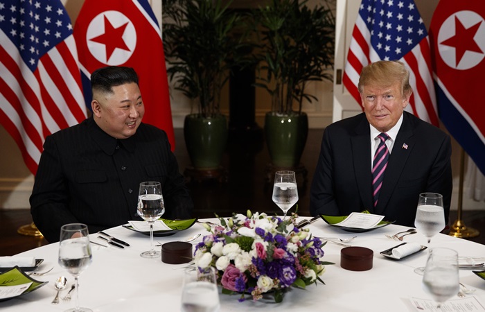 트럼프 대통령과 김정은 위원장이 원탁에 나란히 앉아 친교만찬을 하고 있다. /AP-뉴시스