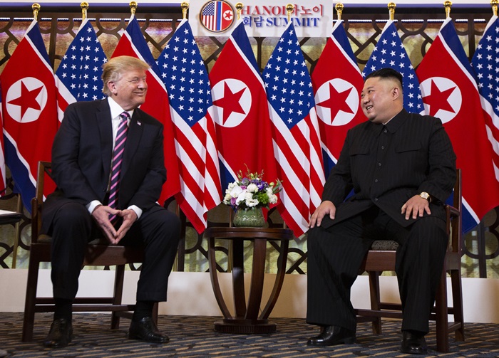트럼프 대통령과 김정은 위원장이 하노이 메트로폴 호텔에서 만나 웃으며 이야기를 나누고 있다. /AP-뉴시스