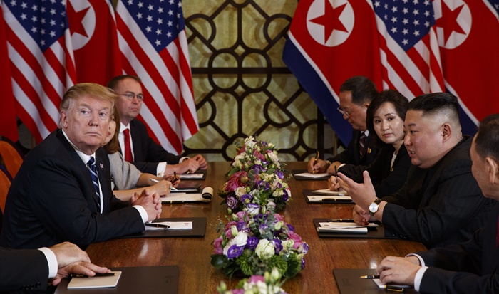 도널드 트럼프 대통령과 김정은 위원장이 각료들과 함께 확대정상회담을 갖고 있다. /AP-뉴시스