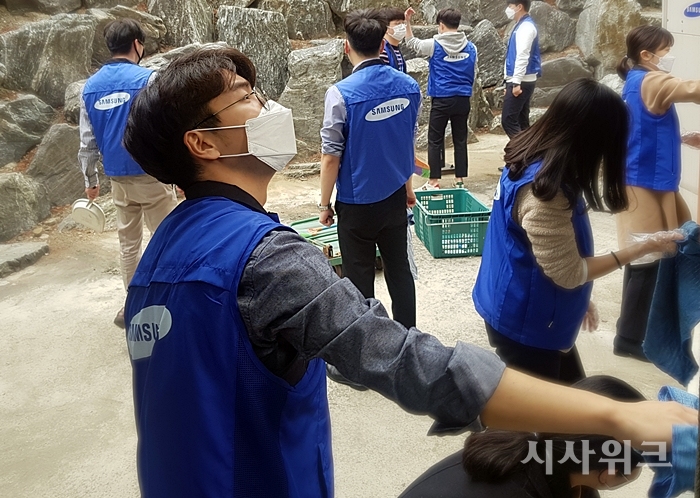 삼성바이로직스 2019년 상반기 신입사원들이 지난 5일 인천시 남구에 위치한 인천보육원에서 봉사활동을 하고 있다. /삼성바이오로직스