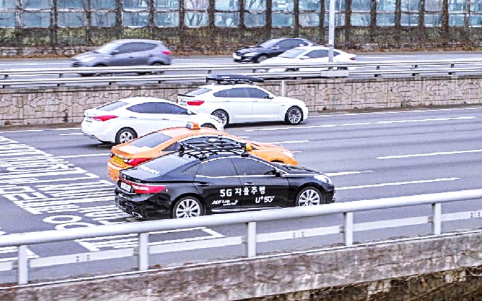 LG유플러스가 도심에서 자율주행차를 시연했다.  사진은 5G 자율주행차 ‘A1’이 서울 올림픽대로에서 성수대교로 진입하고 있는 모습. /LG유플러스