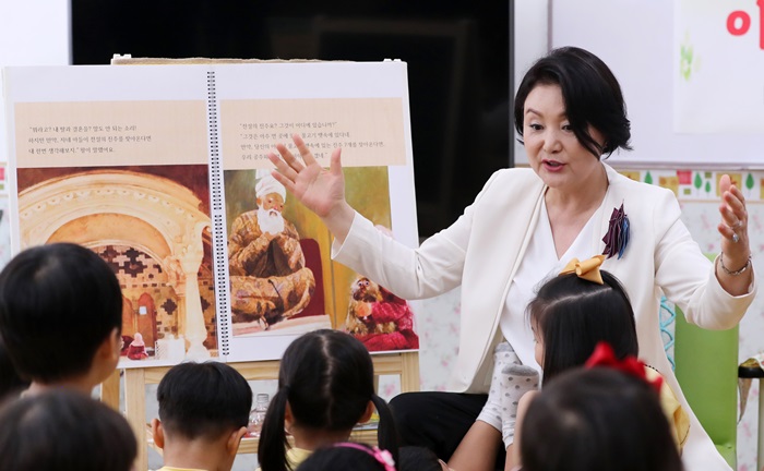 김정숙 여사가 말레이시아 한국국제학교 유치원생들에게 동화 '아왕이야기'를 읽어주고 있다. /뉴시스