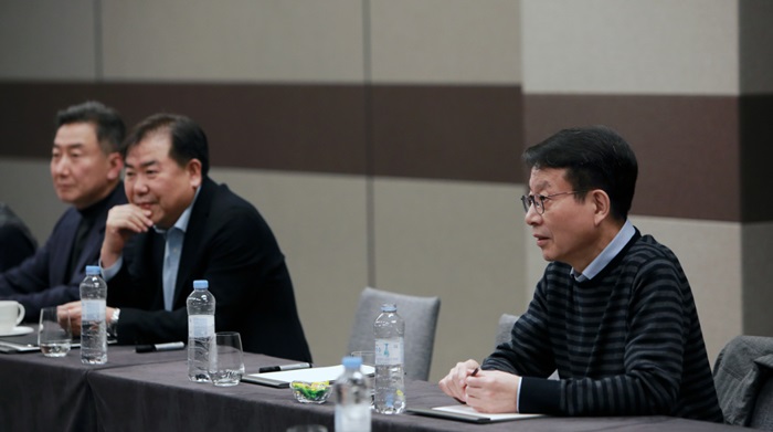 지난 2월에 열린 ‘HDC그룹 사장단 워크숍’에서 김대철 HDC현대산업개발 대표이사가 일하는 방식 혁신 등에 대해 토론을 펼치고 있다. / HDC현대산업개발