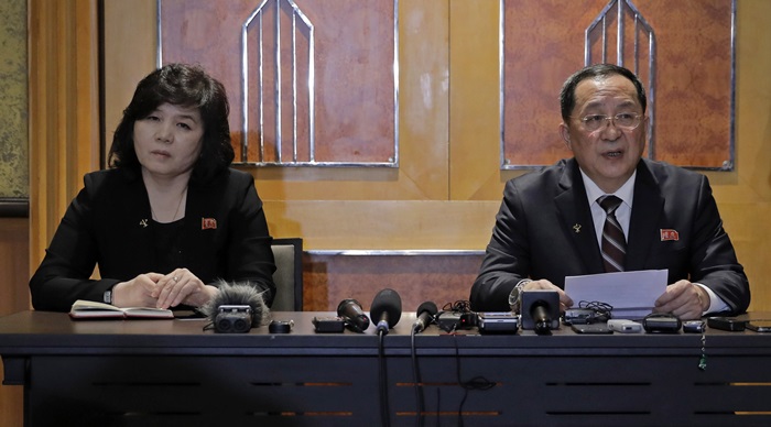 하노이 정상회담 결렬에 대해 기자회견을 열고 북한의 입장을 밝혔던 리용호 외무상(우)과 최선희 부상(좌). /AP-뉴시스