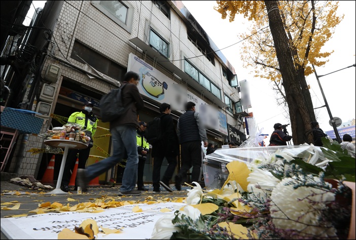 서울시가 지난해 11월 발생한 국일고시원 참사를 방지하기 위한 노후 고시원 주거안정 대책을 마련했다. 사진은 당시 화재가 발생한 서울 종로구 국일고시원 앞에 희생자들을 추모하는 꽃이 놓여있는 모습. / 뉴시스