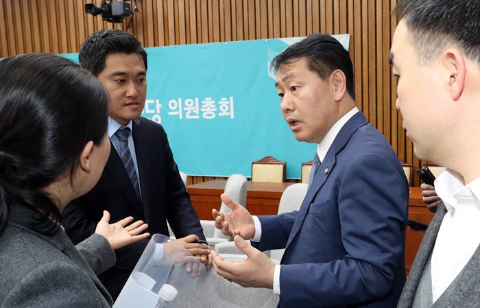 김관영 바른미래당 원내대표와 채이배, 오신환, 권은희 의원이 20일 국회에서 열린 비공개 의원총회 이후 이야기를 나누고 있다. /뉴시스