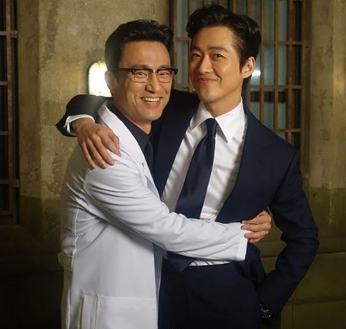 ‘닥터 프리즈너’ 남궁민(오른쪽)과 김병철의 다정한 투 샷이 이목을 끌고 있다. /남궁민 인스타그램