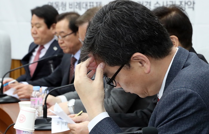 한국당 원내대책회의에 참석한 곽상도 의원이 깊은 생각에 빠져 있다. /뉴시스