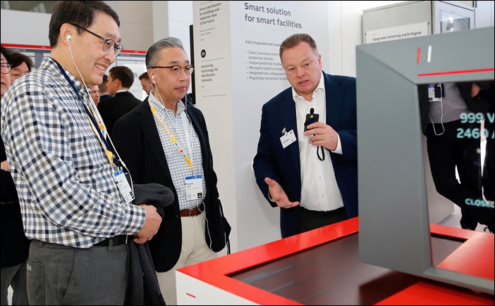 박지원 두산그룹 부회장(왼쪽에서 두 번째)이 스위스 엔지니어링 기업 ABB가 이번 하노버 메세 2019에서 처음 공개한 신재생 에너지 관련 장비에 대한 설명을 듣고 있다. / 두산