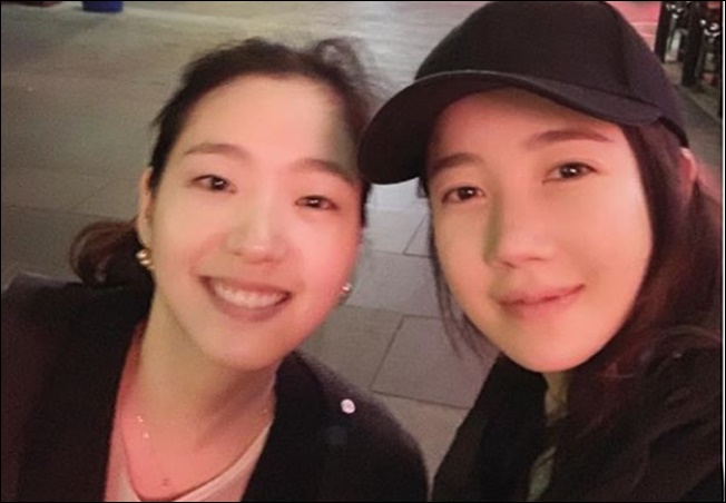 사진 좌측부터 배우 김고은과 이지아 / 이지아 인스타그램