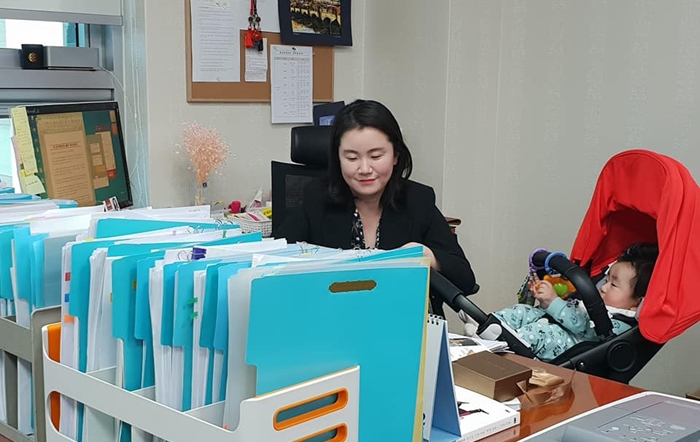 국회의원 임기 중 출산한 신보라 자유한국당 의원이 국회 본회의장에 아이를 동반한 등원을 요청했지만 불허됐다. / 신보라 의원 페이스북