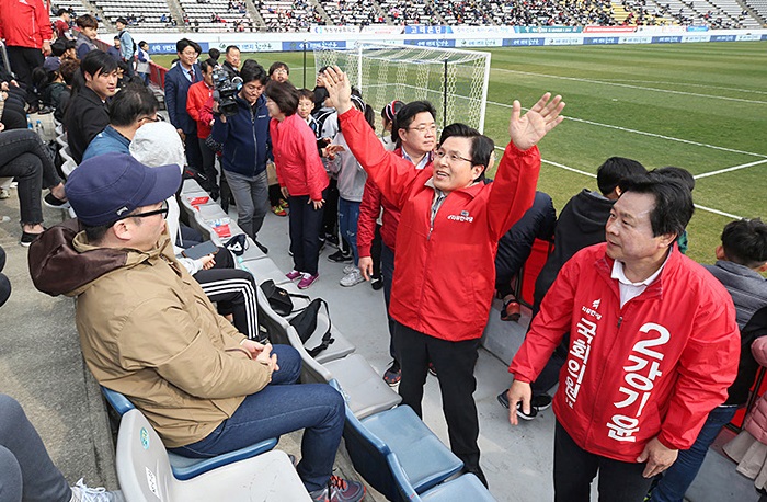 황교안 자유한국당 대표가 강기윤 당시 후보와 함께 경남FC 경기장에서 선거운동을 하고 있는 모습. /자유한국당 제공