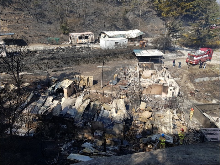 5일 산불 발생으로 피해가 속출하고 있는 강원 지역에 유통가의 구호 물품 전달이 이어지고 있다. 사진은 5일 오후 강원도청 공무원들이 속초시 산불현장에서 잔불을 정리하고 있는 모습. / 뉴시스