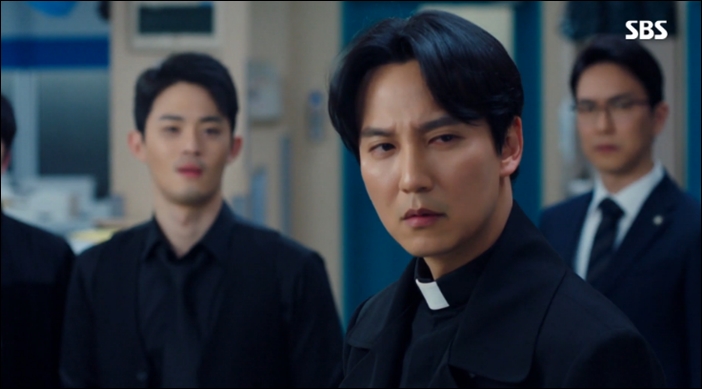 '김해일' 캐릭터를 통해 시청자들에게 카타르시스를 선사하고 있는 김남길 / SBS '열혈사제' 방송화면 캡처