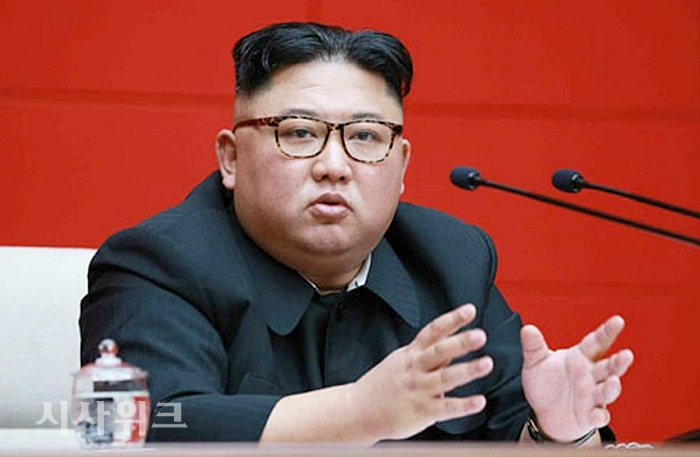 김정은 북한 국무위원장이 ‘자력갱생’을 앞세워 제재에 굴복하지 않겠다는 강경한 모습을 보였다. 그의 ‘마이웨이’ 예고는 정상회담을 앞둔 문재인 대통령과 트럼프 미국 대통령에게 부담이 될 수밖에 없다. / 뉴시스, 노동신문