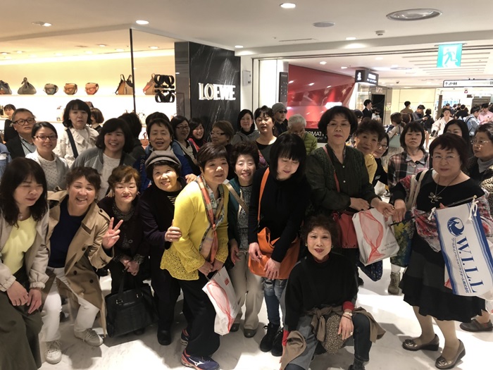 롯데면세점(대표 이갑)이 2017년 6월 이후 2년 만에 처음으로 일본 단체관광객 1,600여명을 롯데면세점 명동본점으로 유치했다. 사진는 일본 통신기업 인센티브 단체관광객이 명동본점 매장에서 쇼핑을 즐기고 있다