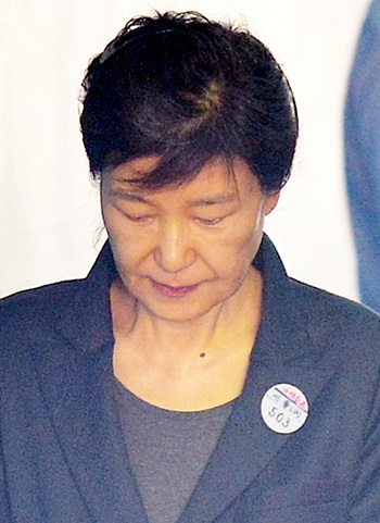 박근혜 전 대통령은 기결수로 신분이 전환됐지만 주요 혐의에 대한 재판이 아직 종료되지 않아 당분간 서울구치소에서 머물며 노역을 하지 않을 것으로 보인다. / 뉴시스