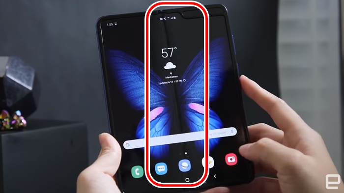 폴더블폰이 접히는 부분에서 나타나는 화면의 주름은 갤럭시폴드의 유일한 단점으로 지적되고 있다. 사진은 갤럭시폴드 주름 모습. /엔가젯 유튜브 채널