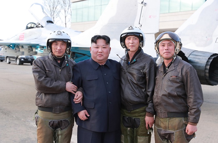 김정은 북한 국무위원장이 군부대를 방문해 조종사들과 기념촬영을 하고 있다. /노동신문 캡쳐.