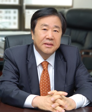 우오현(사진) SM그룹 회장이 전 계열사 대표에게 그룹 차원의 ‘책임경영’을 강하게 주문하고 나서 주목을 끈다. / SM그룹