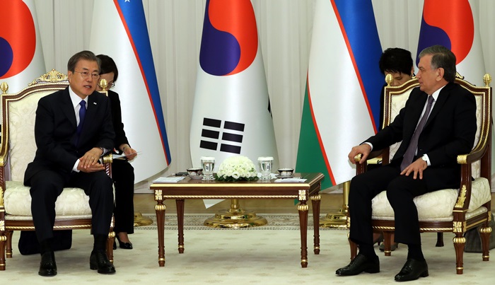 문재인 대통령이 미르지요예프 우즈베키스탄 대통령과 소규모 정상회담에서 발언을 하고 있다. /뉴시스