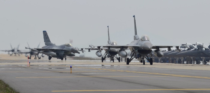 한미 연합훈련 맥스썬더에 참가한 미 공군 F-16 전투기가 이륙준비를 하고 있다. /뉴시스