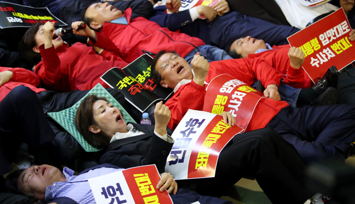 자유한국당은 30일, 선거제·사법제도 개혁 법안이 패스트트랙(신속처리 안건 지정) 절차가 진행된 데 대해 '민주주의 사망'을 선언했다. 사진은 나경원 한국당 원내대표를 비롯한 의원들이 30일 오전 국회 정치개혁특별위원회가 열린 정무위원회 앞에서 누운 채 항의하는 모습. / 뉴시스