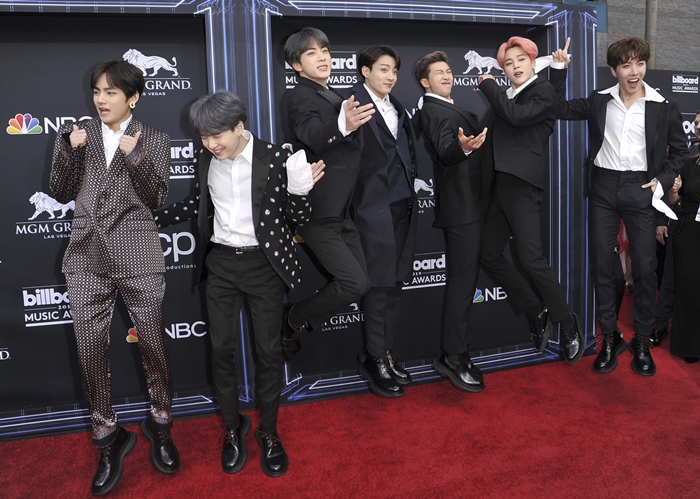 방탄소년단(BTS)이 2019 빌보드 뮤직 어워즈에서 2관왕을 차지했다. (왼쪽부터) 뷔·슈가·진·정국·RM·지민·제이홉 /AP뉴시스