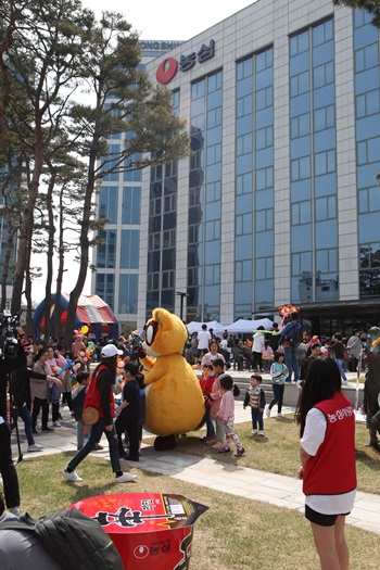 농심은 5월 5일 어린이날을 맞아 서울 동작구 신대방동 본사 앞마당을 ‘농심 어린이 꿈동산’으로 꾸미고, 온 가족이 참여할 수 있는 다양한 프로그램을 진행한다고 밝혔다. / 농심