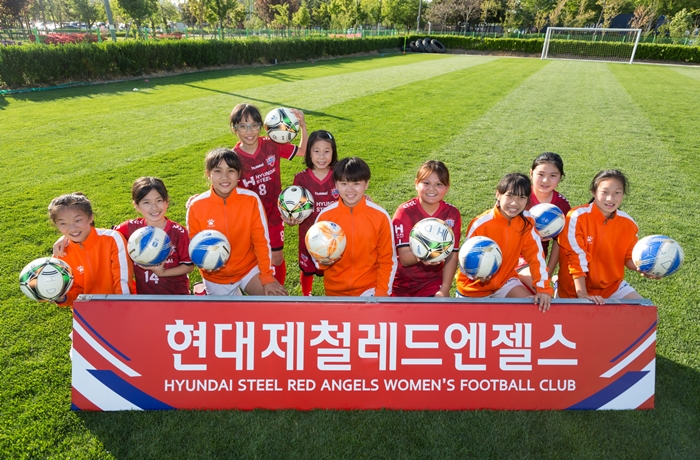 현대제철 여자축구단 레드엔젤스가 중국 축구 꿈나무 유소녀들을 한국으로 초청했다. /현대제철