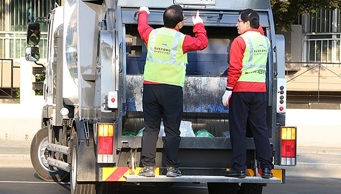 황교안 자유한국당 대표가 환경미화원들의 쓰레기 수거 체험 당시 보호장구를 착용하지 않은 채 달리는 쓰레기 수거차량 발판에 올라타 실정법 위반 혐의를 받게 됐다. / 자유한국당