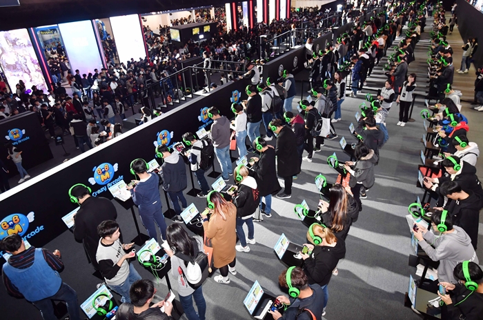 지난해 개최된 '지스타 2018'에서 관람객들이 신작 모바일 게임을 즐기는 모습. 기사내용과 직접적인 관련 없음. / 뉴시스
