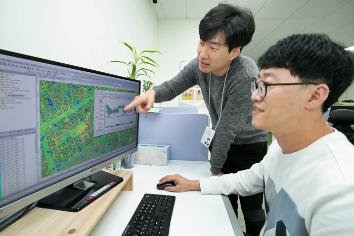 LG유플러스는 서울 종로지역을 대상으로 자체 전파모델을 적용한 셀 설계를 통해 5G 속도와 커버리지를 측정한 결과, 동일한 기지국 수를 설치하더라도 서비스 커버리지가 더 넓은 것으로 확인했다. /LG유플러스