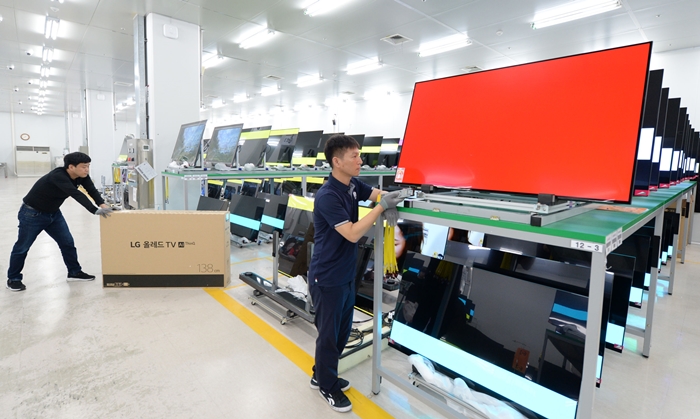 LG전자는 구미사업장 내 3개 공장 가운데 가장 규모가 큰 ‘A3공장’에서 올레드TV를 생산하고 있다. /LG전자