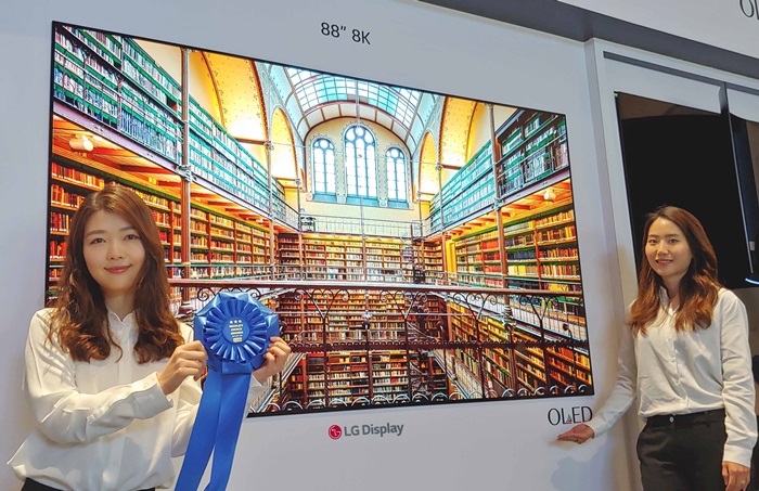 LG디스플레이가 미국 새너제이에서 열린 SID 2019에서 차세대 OLED TV를 앞세워 최고상인 'People's Choice Award' 2관왕에 올랐습니다. 사진은  LG디스플레이 88인치 8K OLED / LG디스플레이