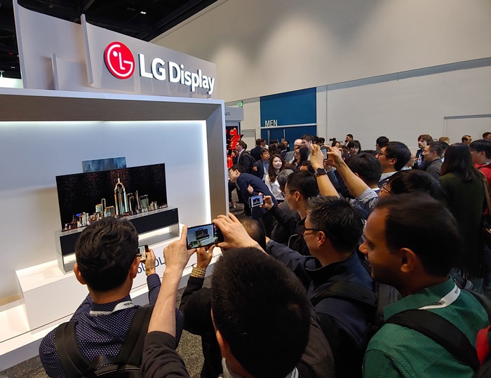 회사 측에 따르면 LG디스플레이가 지난해 세계 최초로 공개한 88인치 8K OLED 디스플레이는 이번 SID 전시 기간에도 관람객들의 관심과 찬사를 한 몸에 받았다. 사진은 LG디스플레이 전시부스 /  LG디스플레이