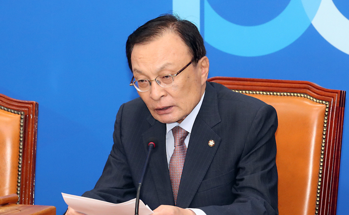 이해찬 더불어민주당 대표는 20일, 황교안 자유한국당 대표가 미세먼지 발생 이유로 '탈원전 정책'을 꼽은 데 대해 "국민을 호도하는 일"이라고 반박했다. / 뉴시스