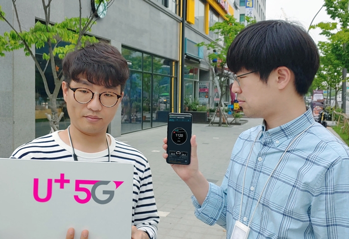 LG유플러스는 5G 상용화 후 지속적인 네트워크 최적화 작업을 통해 ‘LG V50 ThinQ(씽큐)’ 5G 스마트폰으로 1.1Gbps(기가비피에스)의 속도를 구현했다고 밝혔다. /LG유플러스