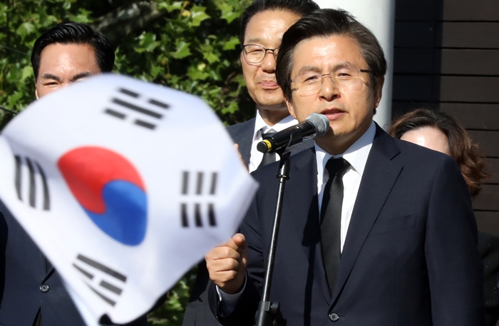 자유한국당 황교안 대표가 21일 오전 인천 중구 자유공원에 있는 맥아더 동상에 헌화한 후 지지자들을 향해 발언을 하고있다. / 뉴시스