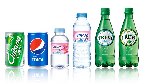 롯데칠성음료는 자사가 선보인 소용량 음료와 생수 판매가 증가하고 있다고 밝혔다. / 롯데칠성음료
