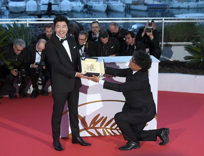 영화 ‘기생충’(감독 봉준호)이 한국 영화 역사 최초로 칸 국제영화제에서 황금종려상을 수상했다. 수상 기쁨을 만끽하고 있는 송강호(왼쪽)와 봉준호 감독. / CJ엔터테인먼트 제공