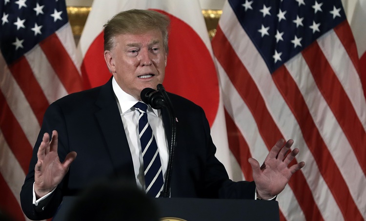 일본을 방문해 재계인사들을 상대로 연설을 하고 있는 도널드 트럼프 대통령. /AP-뉴시스