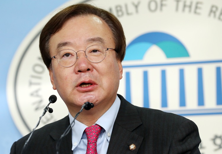 강효상 자유한국당 의원에게 정상 간 통화내용을 유출한 혐의를 받고 있는 주미대사관 소속 K참사관이 귀국했다.