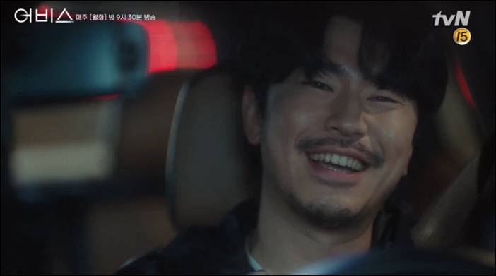 박보영을 바라보고 웃는 이시언 / tvN '어비스' 방송화면 캡처